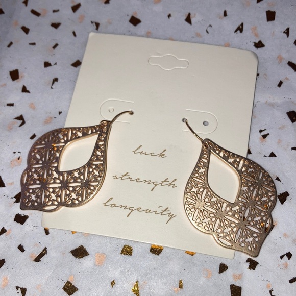 Accessories - Elegant Gold Filigree Earrings